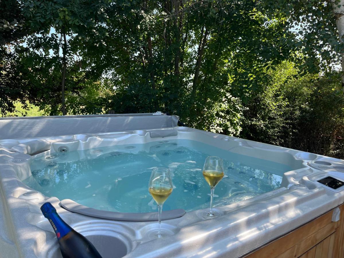 Gite De Charme 5 Etoiles Pour Couple Avec Sauna Et Jacuzzi Exterieurs Privatifs Peaugres Eksteriør bilde
